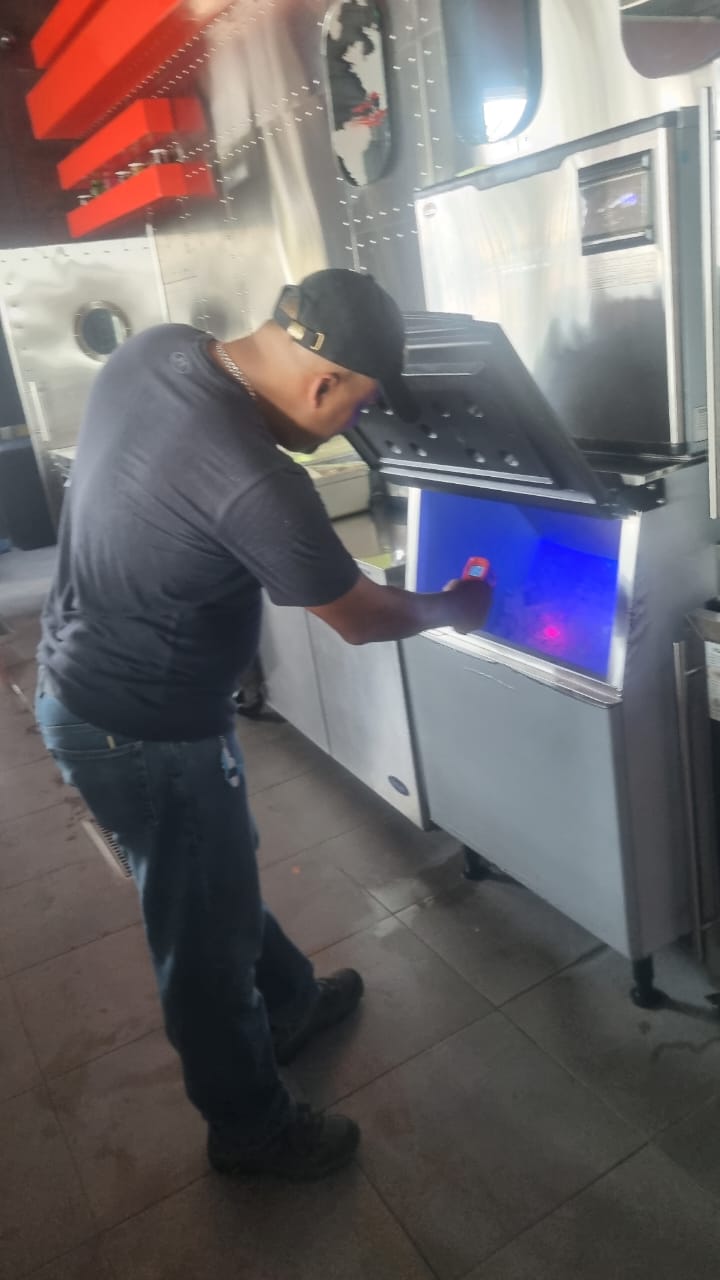 Técnico revisando compresor